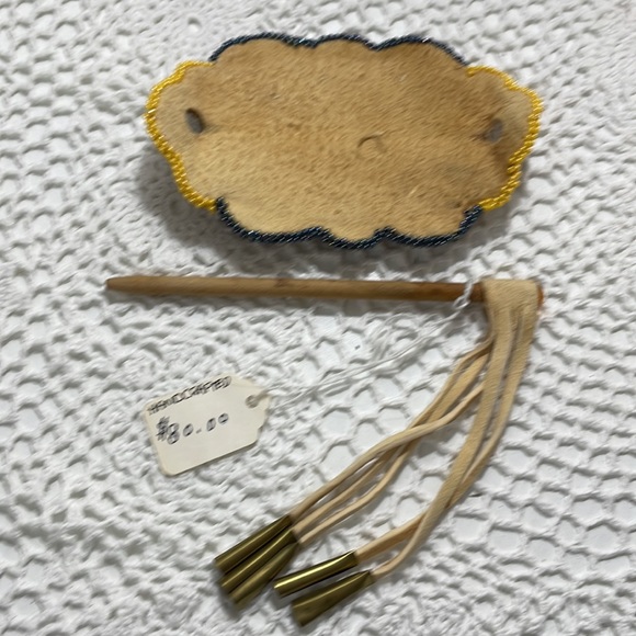 Handcrafted beaded hair accessory with great detail - Picture 6 of 8